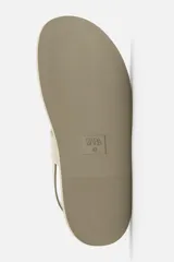 Sandalias negras con tiras anchas, ajuste con hebilla y plantilla anatómica. Suela plana a tono.