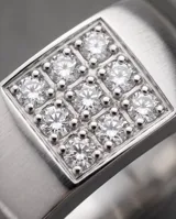 Anillo ancho de acero con incrustación central de circonias.