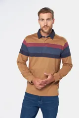 Remera tipo polo con corte clásico, color marrón con rayas horizontales azul marino y bordó en el pecho. Cuello en gabardina azul marino, puños en rib y bordado en el pecho.