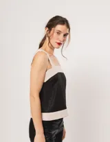 Top fucsia de lino con breteles anchos y diseño de franjas combinadas en rojo.