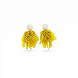 Caravanas de diseño artesanal con perla superior y colgante compuesto por cuentas de cristal y pétalos de resina en color amarillo.