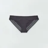 Pack de tres braguitas clásicas de algodón en color beige, negro y rosa, con detalle de encaje en los bordes.