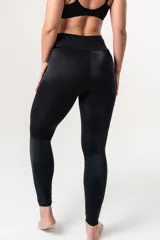Calza deportiva de tiro alto con cintura ancha reforzada, confeccionada en tejido elástico con tecnología LYCRA® XTRA LIFE™.