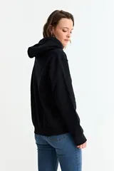 Canguro liso de color bordó, con capucha ajustable mediante cordones y bolsillo frontal tipo canguro.