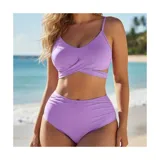 Conjunto de bikini negro de tiro alto, compuesto por un corpiño triangular con diseño cruzado en el frente y tirantes finos regulables, y una bombacha de corte clásico y talle alto.
