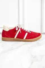 Zapatillas rojas de gamuza con detalles en cuero blanco y suela de goma color caramelo.