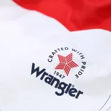 Short de baño Wrangler con diseño a bloques de color: azul marino en la cintura, rojo en el centro y blanco en la parte inferior.