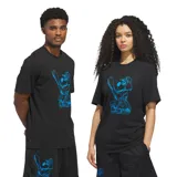 Remera de algodón color negro con estampado gráfico en color azul brillante en el frente. Presenta cuello redondo y mangas cortas, con un diseño de corte holgado.
