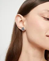 Par de aros de botón plateados con cristal facetado azul.