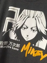 Remera gris con estampado de Mikey del anime Tokyo Revengers.