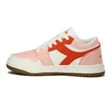 Championes urbanos de caña baja, estilo retro/basquetbol, con combinación de colores blanco, rosa pálido y naranja rojizo. Presentan cordones blancos y suela de goma color caramelo.