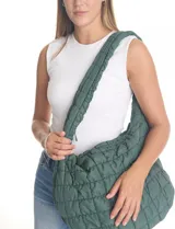 Bolso capitoneado color verde oscuro, marca Do Everything In Love, con abertura de cierre, reparticiones y bolsillos internos, y bolsillos laterales con cierre.