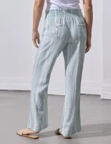 Pantalón de lino con pretina ancha en punto smock con lazo, bolsillos verticales delanteros y bolsillos aplicados traseros.