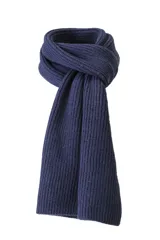 Bufanda tejida en punto rib de color azul marino, con detalle de logo en cuero en uno de los extremos.