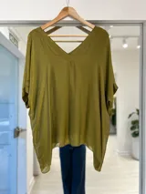 Blusa color verde militar, con escote en V y mangas cortas de corte holgado y fluido.