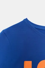 Remera azul de manga corta y cuello redondo, de corte ajustado, con estampado frontal en color naranja que dice "LOVE DESPITE EVERYTHING".