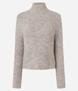 Suéter de punto con cuello alto y mangas largas, de corte regular y textura acanalada en tono beige jaspeado.