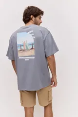 Remera oversize blanca de manga corta, con corte amplio y estampa gráfica pequeña en el pecho.