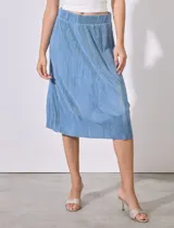 Falda midi plisada color celeste, de satén, con pretina elastizada.