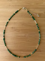 Gargantilla con cuentas verdes y doradas, con tubos dorados y cierre de mosquetón.