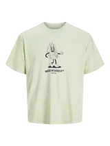 Camiseta color verde claro con cuello redondo y estampado de un perro caliente con brazos y piernas, y la frase "Where my dogs at?".