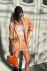 Blazer oversize con solapas y cuatro botones. Diseño estructurado con forro interior.