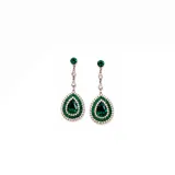 Caravanas colgantes con diseño de gota, compuestas por una piedra central verde en forma de lágrima rodeada por un doble marco de cristales verdes y transparentes, con una cadena corta que conecta con un cristal verde superior.