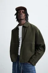 Cazadora de corte relajado confeccionada en tejido de algodón con efecto lavado. Presenta cuello solapa, cierre frontal con cremallera, bolsillos laterales en la cadera y mangas terminadas en puños con botón.