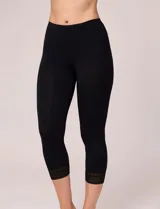 Capri de la línea BodyBliss, confeccionado en tejido seamless con alta elasticidad y suavidad. Presenta un diseño liso con detalle de puntilla en el ruedo, ideal para uso como prenda de descanso o base.