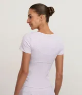 Remera deportiva de microfibra con ajuste al cuerpo, cuello redondo y mangas cortas. Prenda funcional de secado rápido, ideal para actividades físicas.