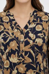 Blusa estampada de viscosa con diseño abstracto en tonos beige, negro y marrón, escote en V con cuello mao y mangas tres cuartos con detalles de lazos en los puños.