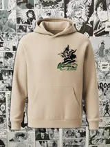 Canguro color beige con capucha y bolsillo delantero tipo canguro. Estampado en el pecho con un personaje de One Piece y la frase "Soge King".