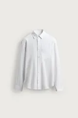 Camisa de corte regular fit color blanco, confeccionada en tejido de algodón con efecto arrugado, con cuello solapa, manga larga, puños abotonados y un bolsillo de parche en el pecho.