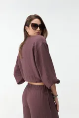 Campera negra corta con cierre frontal y mangas anchas.