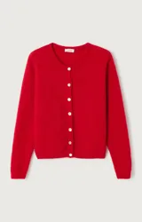 Cárdigan de punto rojo con cuello redondo, cierre frontal de botones y mangas largas con puños ajustados. Presenta un diseño de corte holgado y textura esponjosa.