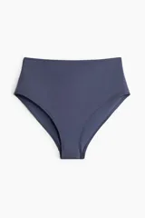 Vedetina de bikini de tiro alto en color gris oscuro, con cobertura media y diseño completamente forrado.
