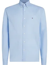 Camisa celeste con microestampado, de corte regular y manga larga. Tiene cuello abotonado, puños redondeados con botón y logo de Tommy Hilfiger bordado en el pecho.