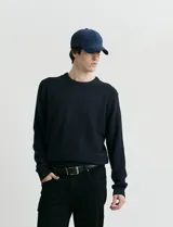 Sweater de punto con escote redondo, confeccionado en algodón con textura de punto fantasía en cuerpo y mangas, y terminaciones en punto canalé en cuello y puños.