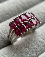 Anillo de plata 925 con doble hilera de piedras naturales de rubí en tono fucsia con corte cuadrado.