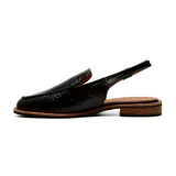 Zapato destalonado de cuero marrón con textura croco, punta cuadrada y taco bajo. Cuenta con una tira ajustable con hebilla en el talón.