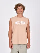 Musculosa negra de corte recto, sin mangas y con cuello redondo. Presenta un estampado frontal en blanco con texto en tipografía estilo retro.