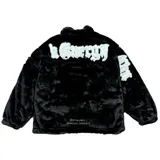 Campera de textura afelpada en color negro, con cuello alto y cierre frontal. Presenta letras bordadas en color blanco en la espalda y en las mangas. Cuenta con ajuste en la cintura y un corte regular.