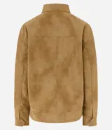 Campera tipo trucker con inspiración Harrington, confeccionada en material sintético efecto gamuza. Presenta cuello clásico, cierre frontal por cremallera, dos bolsillos delanteros con solapa y mangas largas con puños rectos.