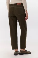 Pantalón color arena de algodón con spandex y lado interior afelpado, de tiro alto y corte holgado.