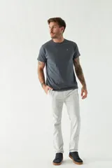 Remera de algodón de corte regular, con cuello redondo, manga corta y logo bordado en el pecho.