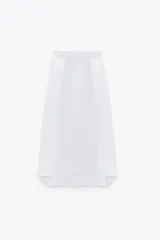 Falda midi color blanco, de corte evasé con tiro alto y cintura elástica fruncida.