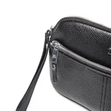 Sobre de mano marca XL, confeccionado en material símil cuero con textura granulada. Cuenta con cierre principal, bolsillo frontal con cierre y correa de muñeca extraíble. Presenta logo metálico de la marca en la parte frontal.