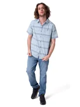 Camisa de manga corta Caterpillar, color celeste con diseño de rayas horizontales blancas y azules, corte regular y bolsillos en el pecho con botón y etiqueta con logo.