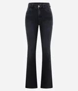 Pantalón de jean negro, corte boot cut, tiro alto, con bolsillos delanteros y traseros.