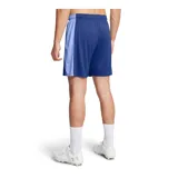 Short deportivo Under Armour de la línea Challenger, color azul con paneles laterales en tono más claro y logo de la marca en blanco. Confeccionado en tejido de punto ligero y transpirable, cuenta con cintura elástica y cordón interno.